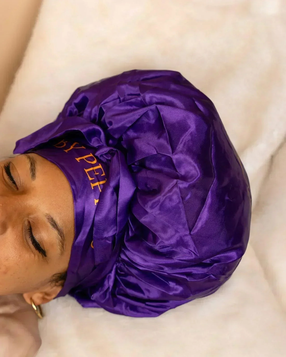 🎀 Et si un bonnet pouvait transformer vos nuits… et vos cheveux ?